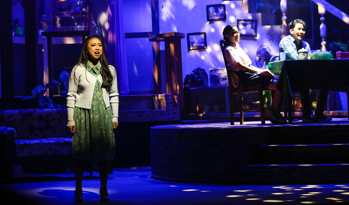 Penyanyi Andrea Miranda (kiri) bersama Taufan Purbo (kanan) tampil dalam pertunjukan panggung musikal Keluarga Cemara