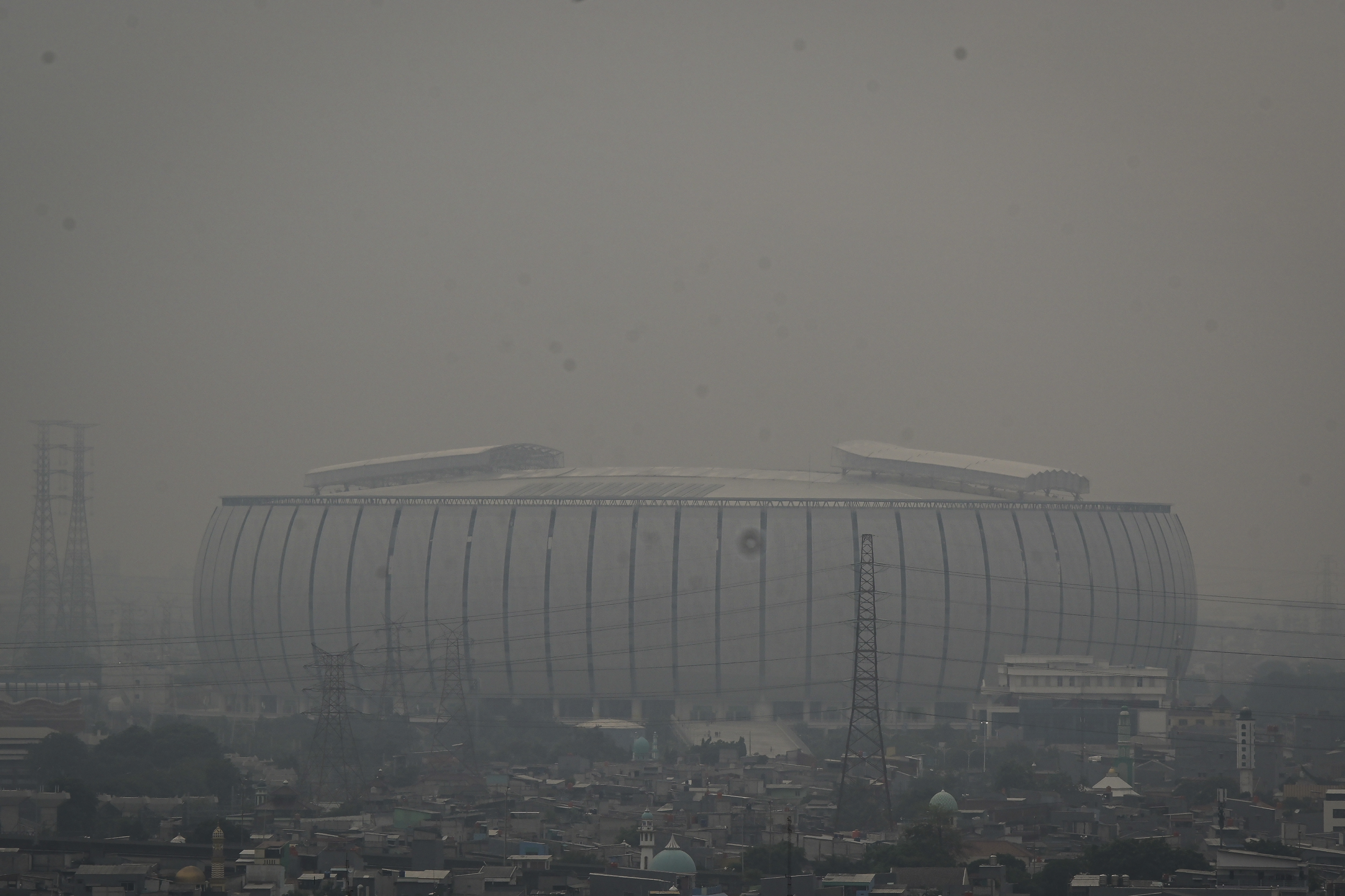  Suasana polusi udara yang menyelimuti bangunan Jakarta International Stadium (JIS), Jakarta Utara, Jakarta, Sabtu (15/6/2024).