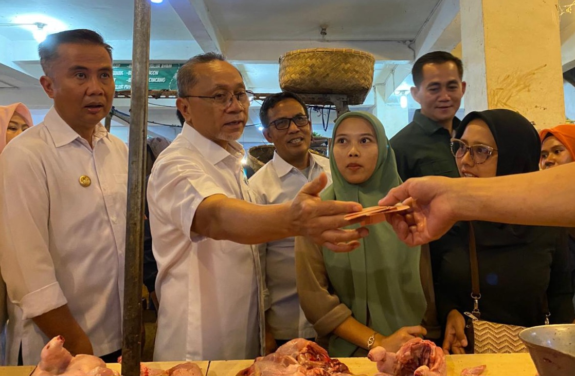 Menteri Perdagangan Zulkifli Hasan dan Penjabat Gubernur Jawa Barat Bey Machmudin memantau harga sembako di Padalarang, Bandung Barat. 