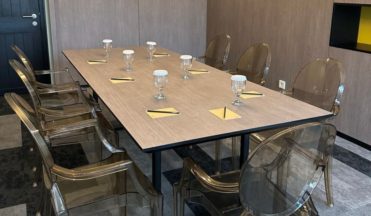 Fasilitas meeting room yang luas di Somerset Grand Citra Jakarta.
