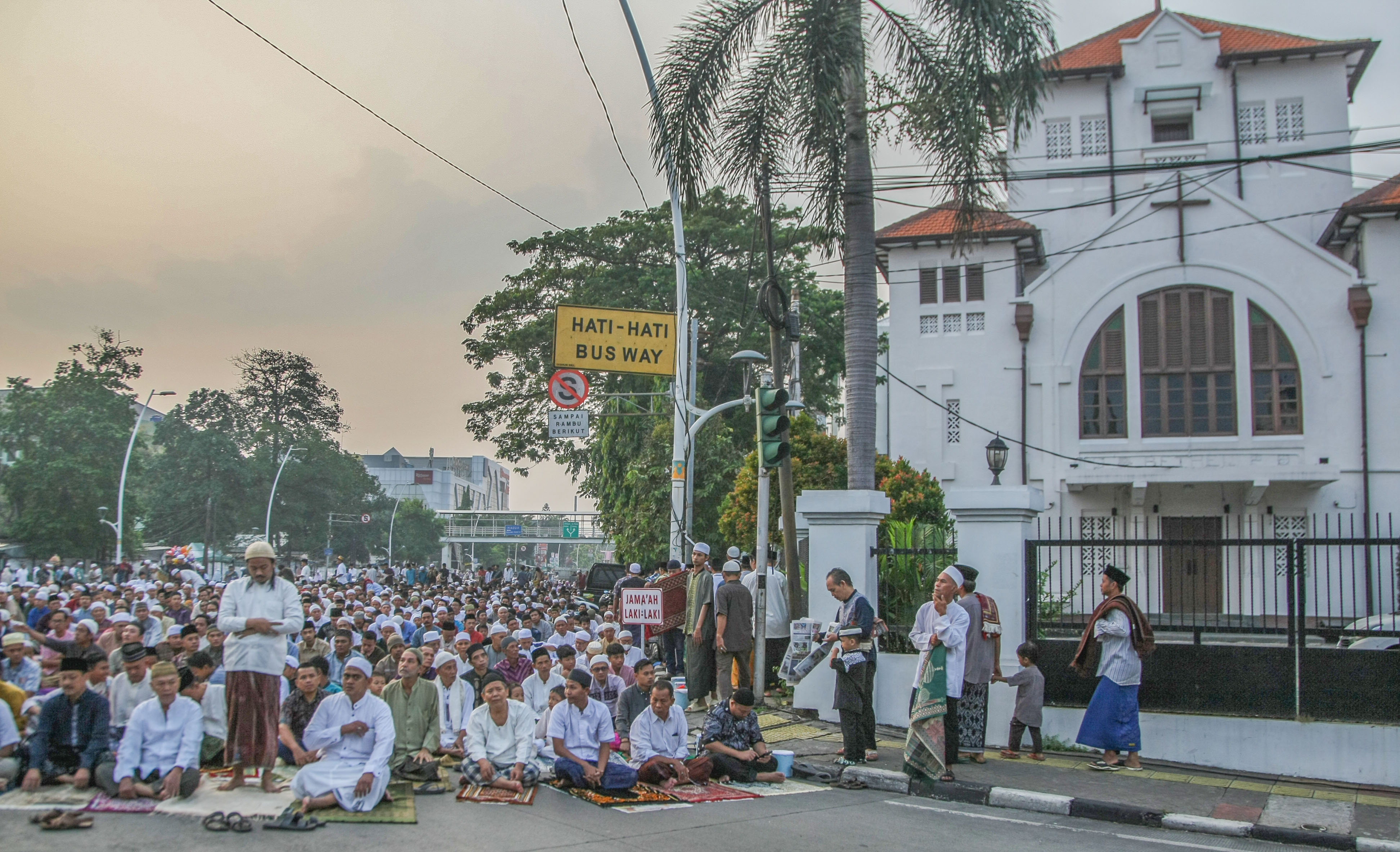 Ribuan umat muslim melaksanakan Salat Idul Adha 1445 H di samping Gereja Koinonia, Jatinegara, Jakarta Timur, Senin (17/06/2024).