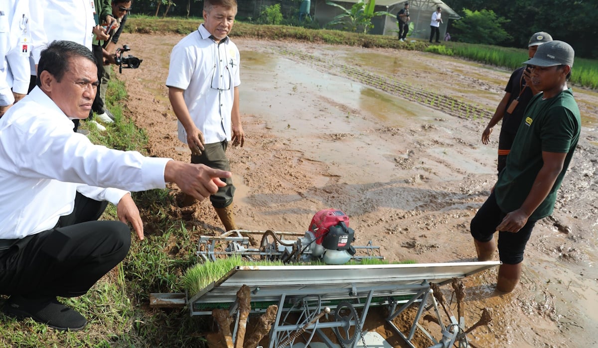 Mentan Andi Amran Sulaiman mendorong penggunaan teknologi dan mekanisasi alat pertanian