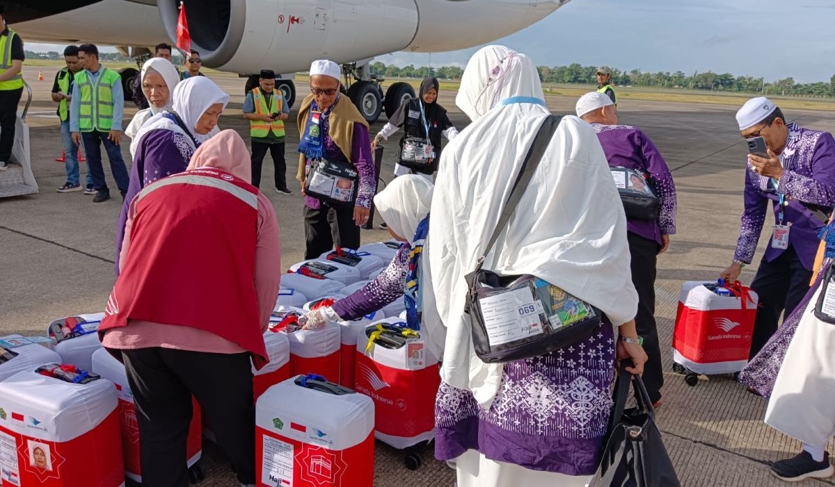 Jemaah calon haji kloter 01 Kalsel asal Kabupaten Banjar berangkat ke tanah suci dari embarkasi banjarmasin, Bandara Syamsudin Noor.