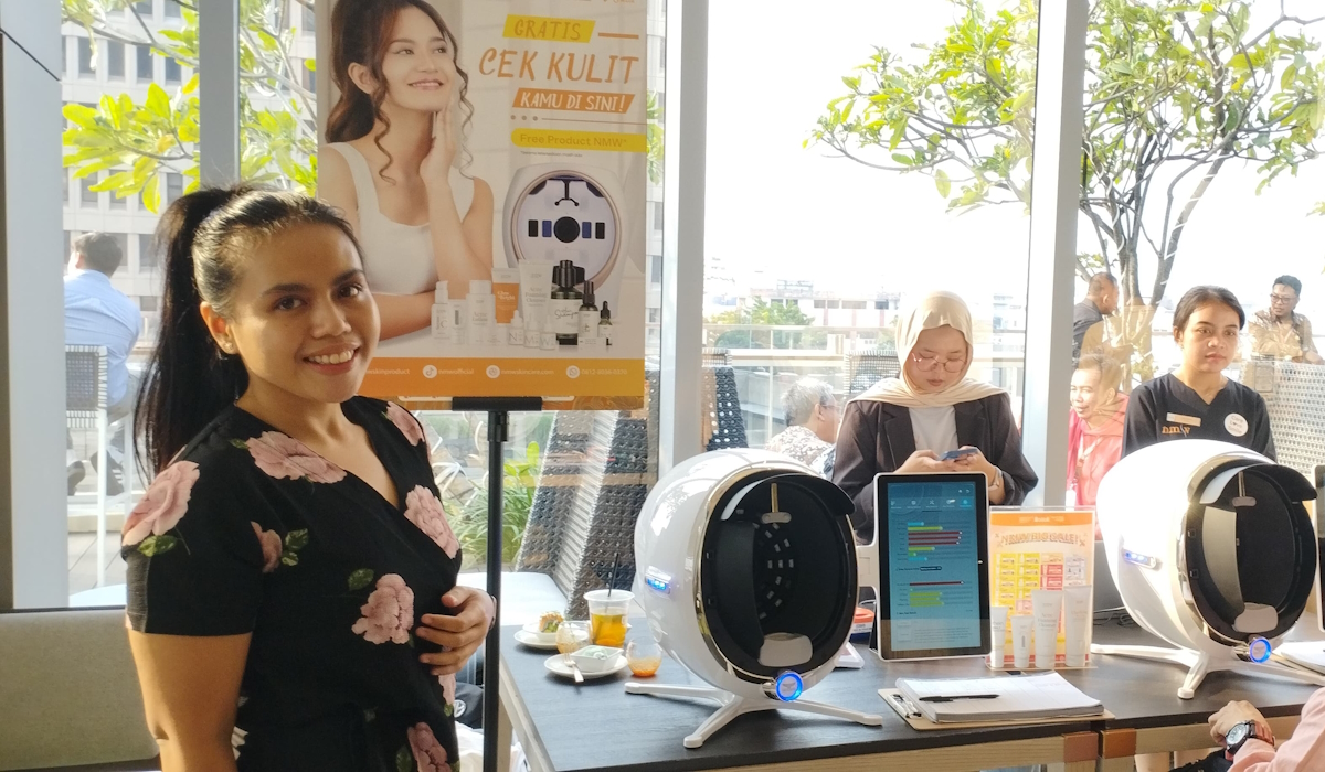 Dr. Nandia Amanda dari NMW Aesthetic (kiri)