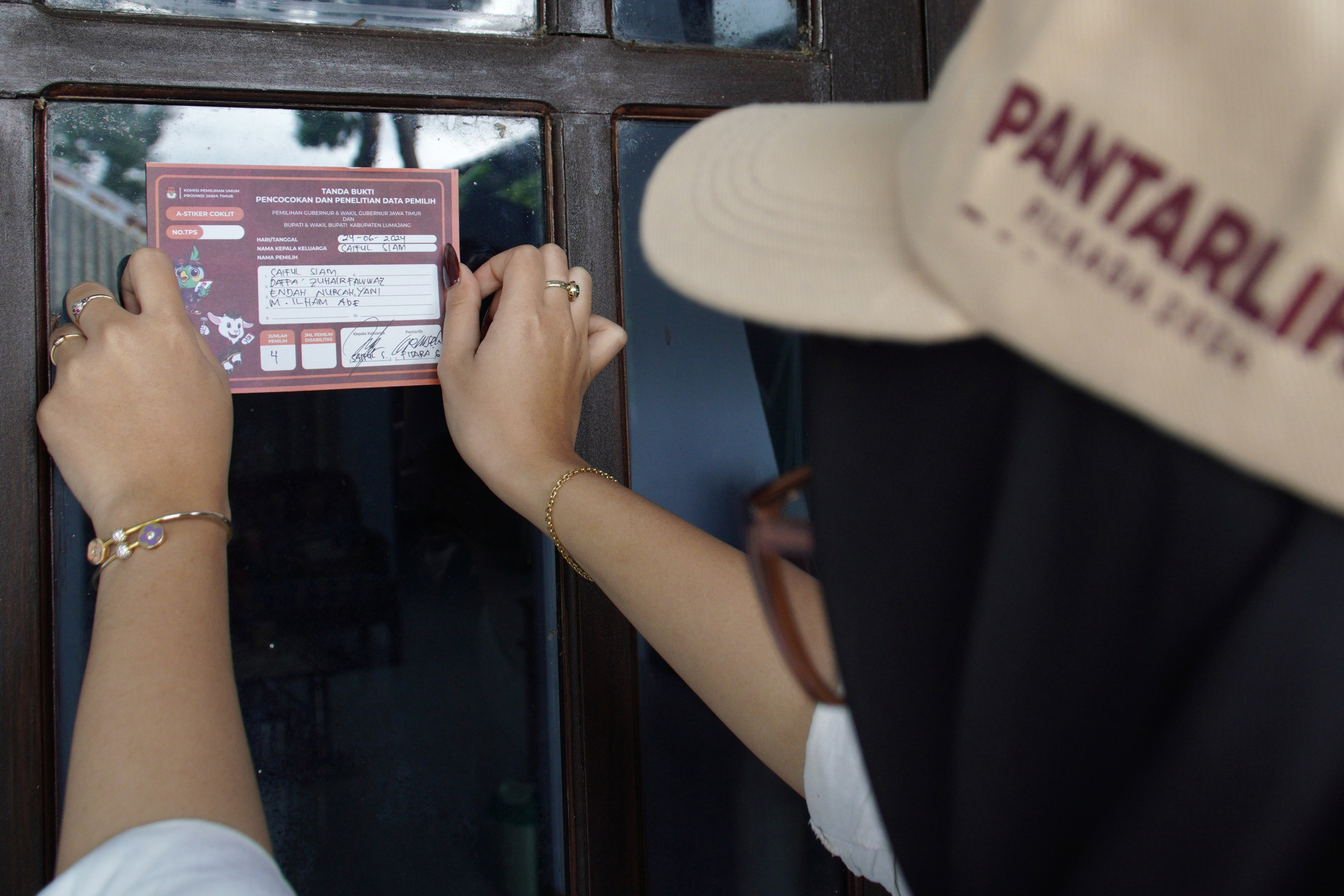  Petugas Pantarlih KPU Lumajang melakukan pencocokan dan penelitian (Coklit) data pemilih di Senduro, Lumajang, Jawa Timur Senin (24/6/2024)