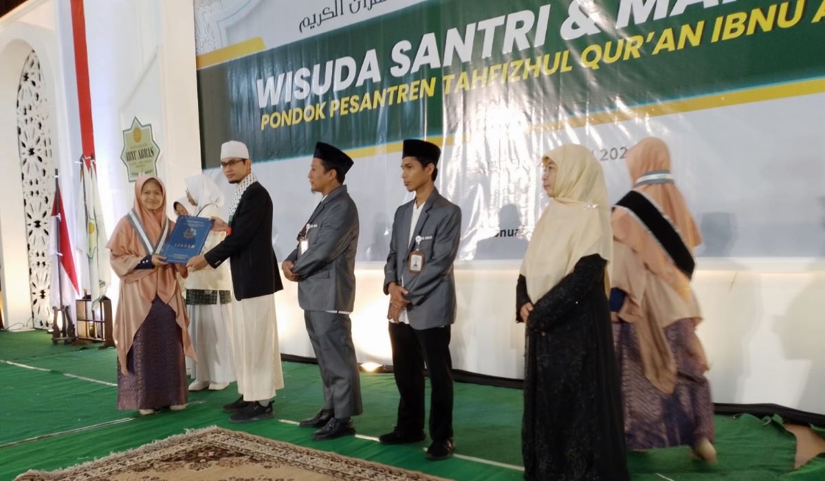 Wisuda santri dan mahasantri PPTQ Ibnu Abbas Klaten.