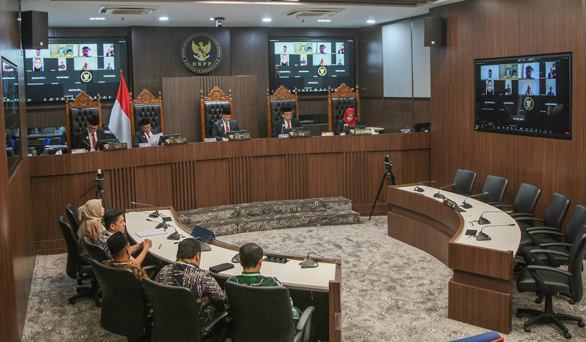 Sidang pembacaan putusan perkara dugaan pelanggaran Kode Etik Penyelenggara Pemilu (KEPP) di Ruang Sidang DKPP, Jakarta, 
