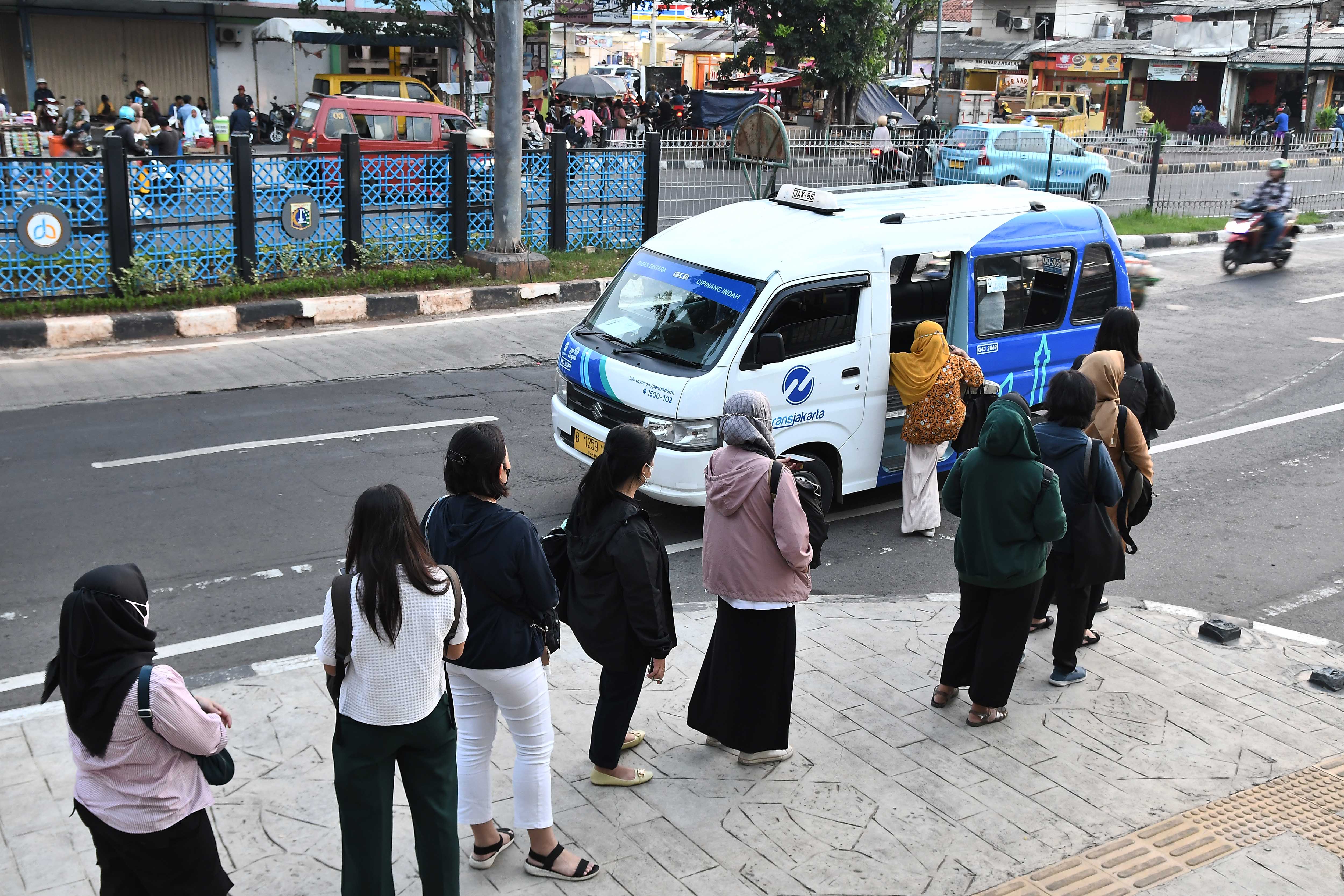 Sejumlah penumpang antre saat akan menaiki JakLingko di Stasiun Klender Baru