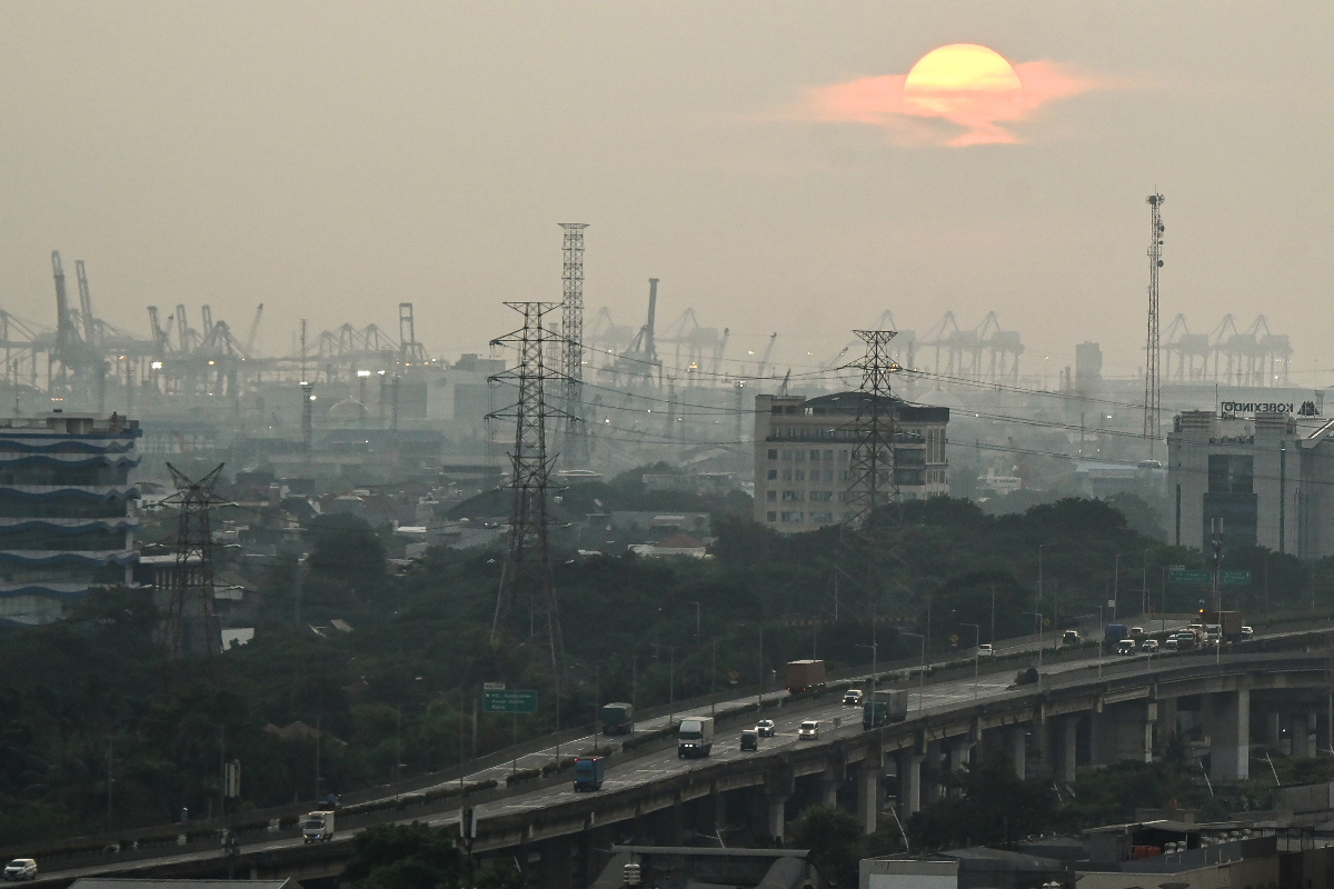 Suasana polusi udara yang menyelimuti kawasan Pelabuhan Tanjung Priok, Jakarta Utara, Jakarta