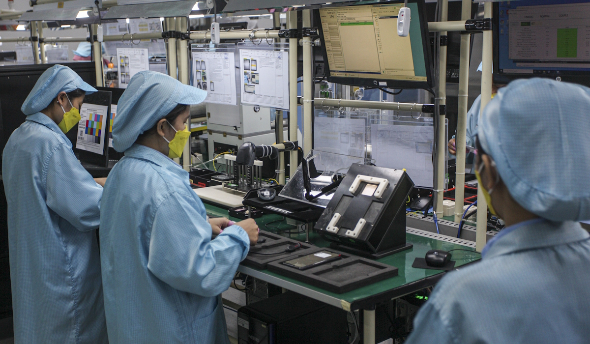 Pekerja melakukan perakitan hanphone di PT Sat Nusapersada di Batam 