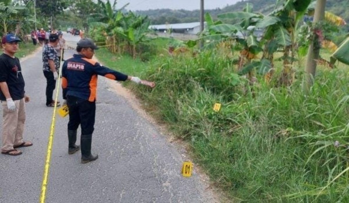 Polisi melakukan olah TKP di lokasi tawuran yang mengakibatkan satu korban tewas dan satu orang luka.