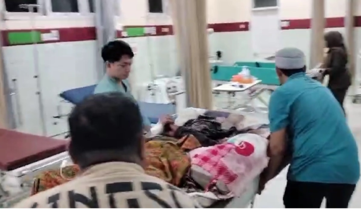 Korban dibawa ke rumah sakit setempat.