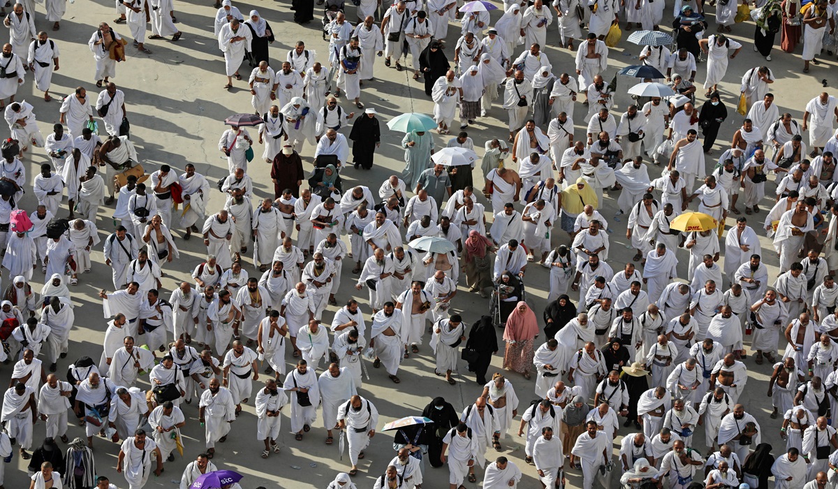 Jemaah haji berjalan di Jembatan Jamarat untuk melempar jumroh di Mekah, Arab Saudi.