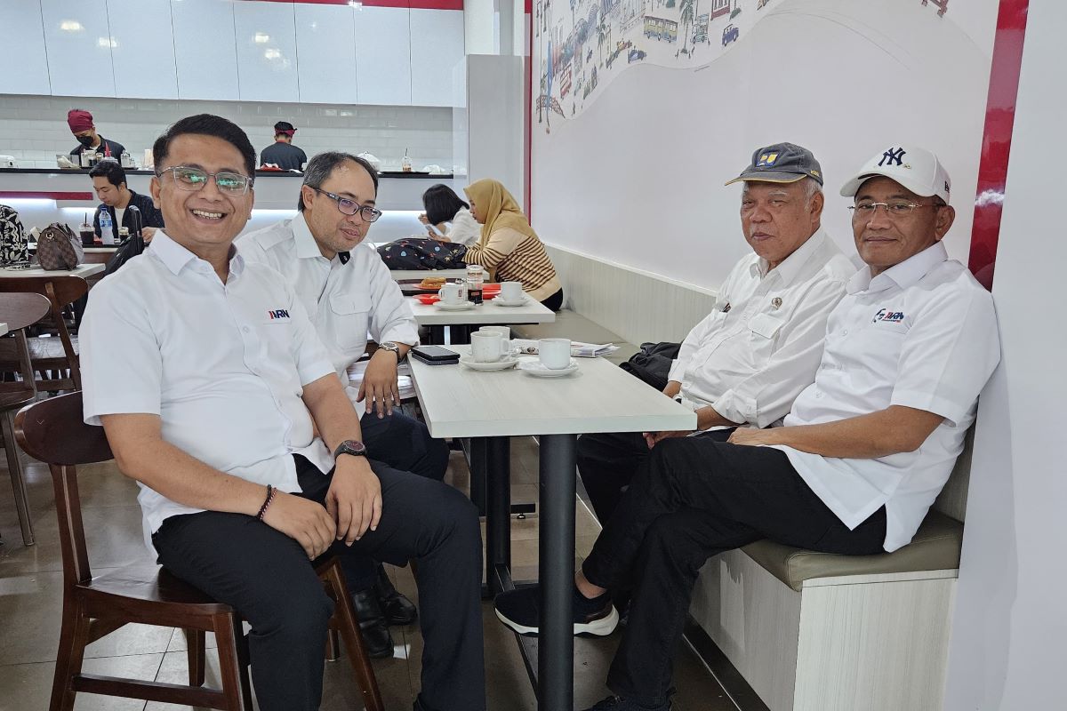 Sekjen BPP Gapensi menyerahkan undangan Munas kepada Menteri PU-Pera Basuki Hadimuljono.