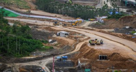 Suasana pembangunan jalan di istana presiden Ibu Kota Nusantara (IKN), Kabupaten Penajam Paser Utara, Kalimantan Timur