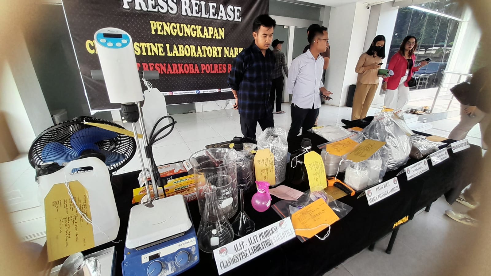Polisi menunjukkan barang bukti kasus laboratorium rahasia narkoba saat rilis di Polres Bogor, Kabupaten Bogor, Rabu (19/6/2024). 