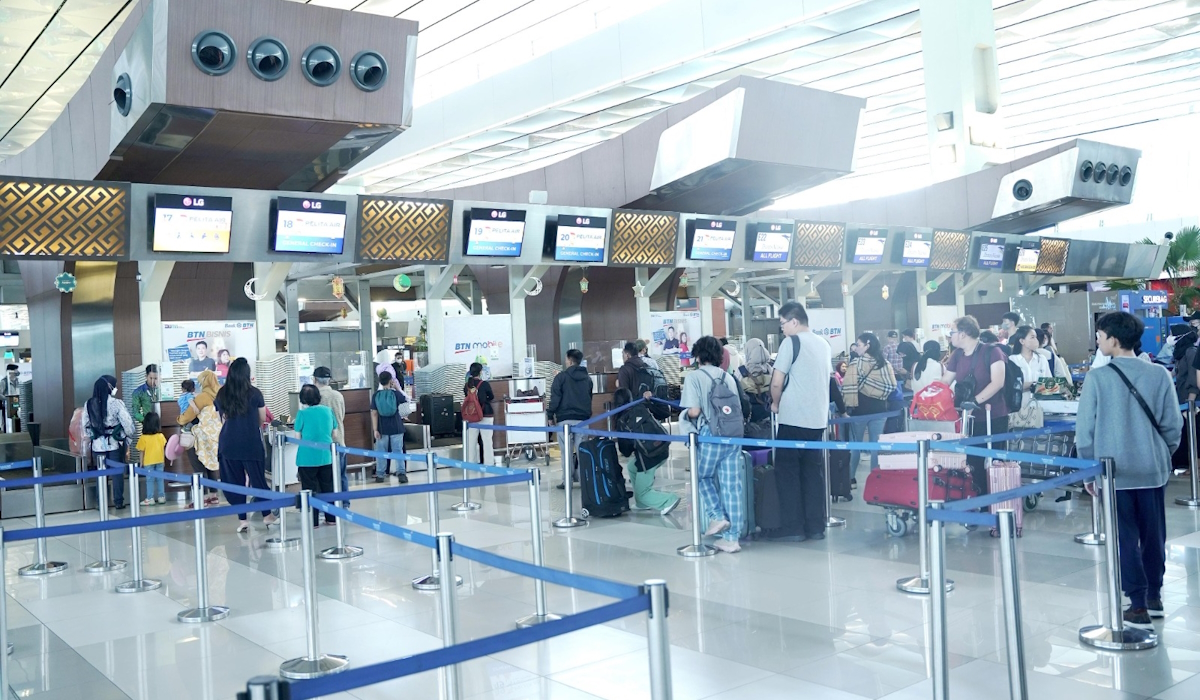 Para penumpang melakukan check-in