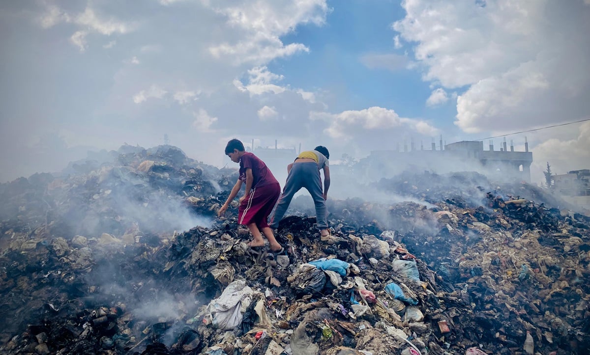 UNRWA melaporkan lebih dari 330.000 ton sampah telah menumpuk di atau dekat daerah berpenduduk di Gaza. Limbah ini tidak hanya mengancam ris