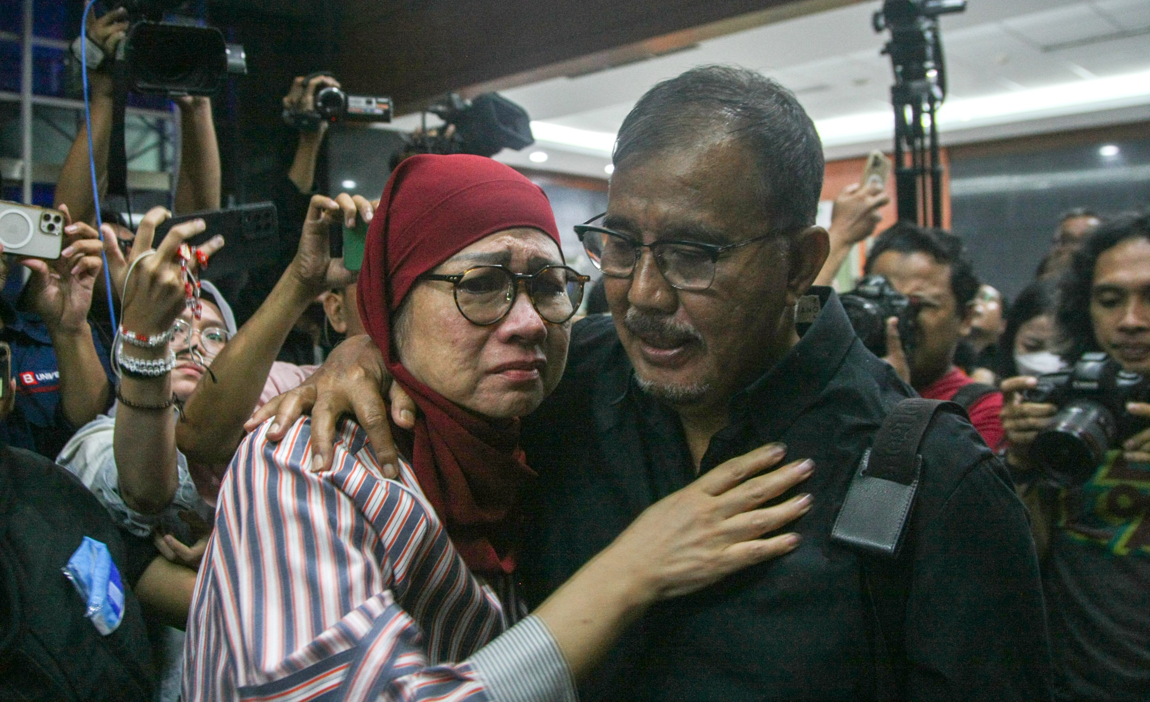 Terdakwa mantan Dirut Pertamina Karen Agustiawan memeluk kerabat seusai menjalani sidang pembacaan putusan oleh majelis hakim di Pengadilan 