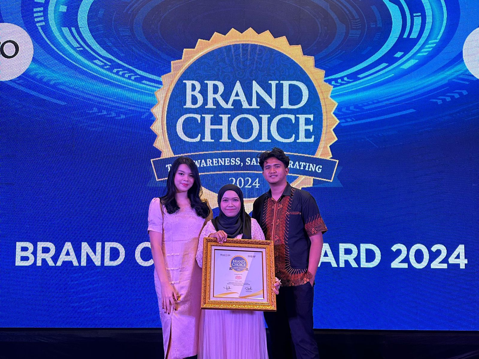 Pink Rabbit Lens baru saja mendapatkan Brand Choice Award 2024 untuk kategori Softlens.