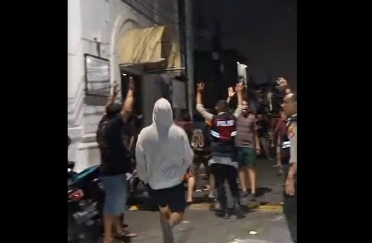 Bentrokan fisik antara dua kelompok warga terjadi di Kramat Jati, Jakarta Timur, yang melibatkan penggunaan kayu dan batu. 