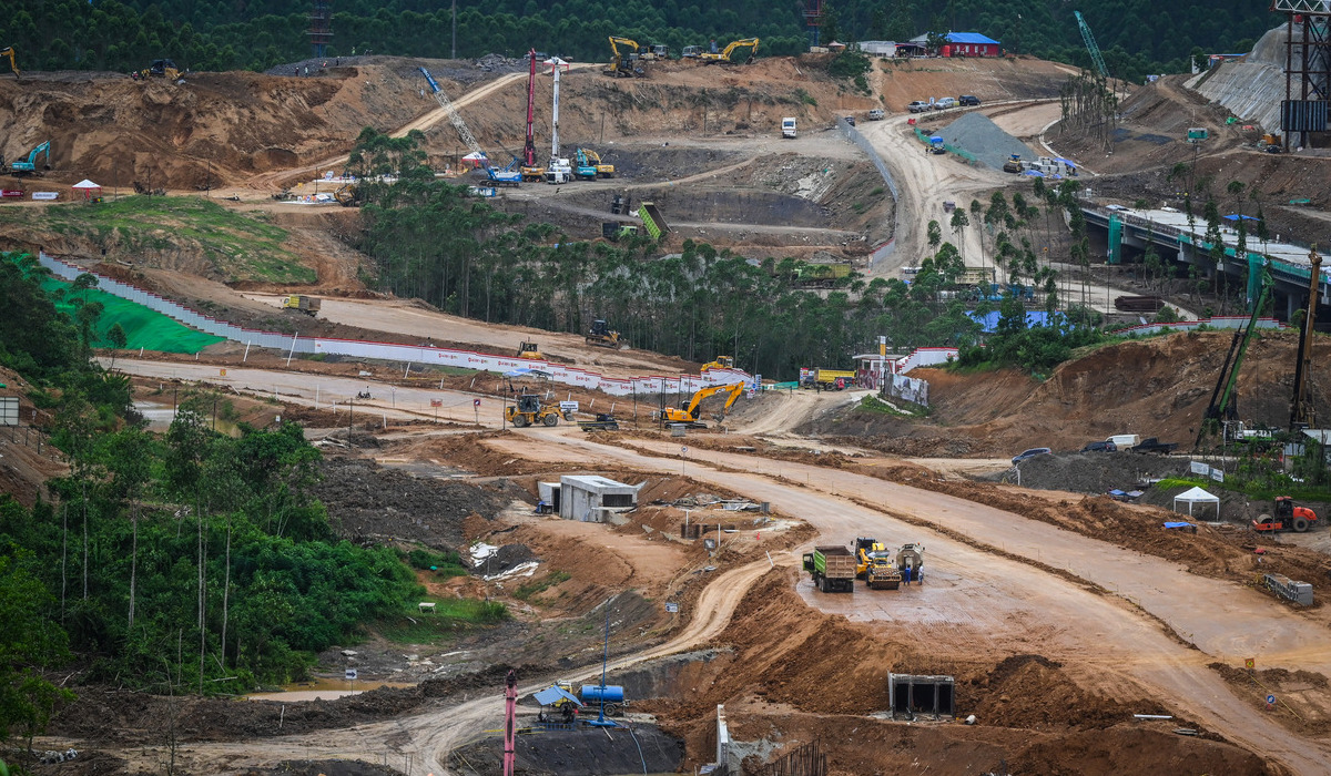Suasana pembangunan jalan di istana presiden Ibu Kota Nusantara (IKN).