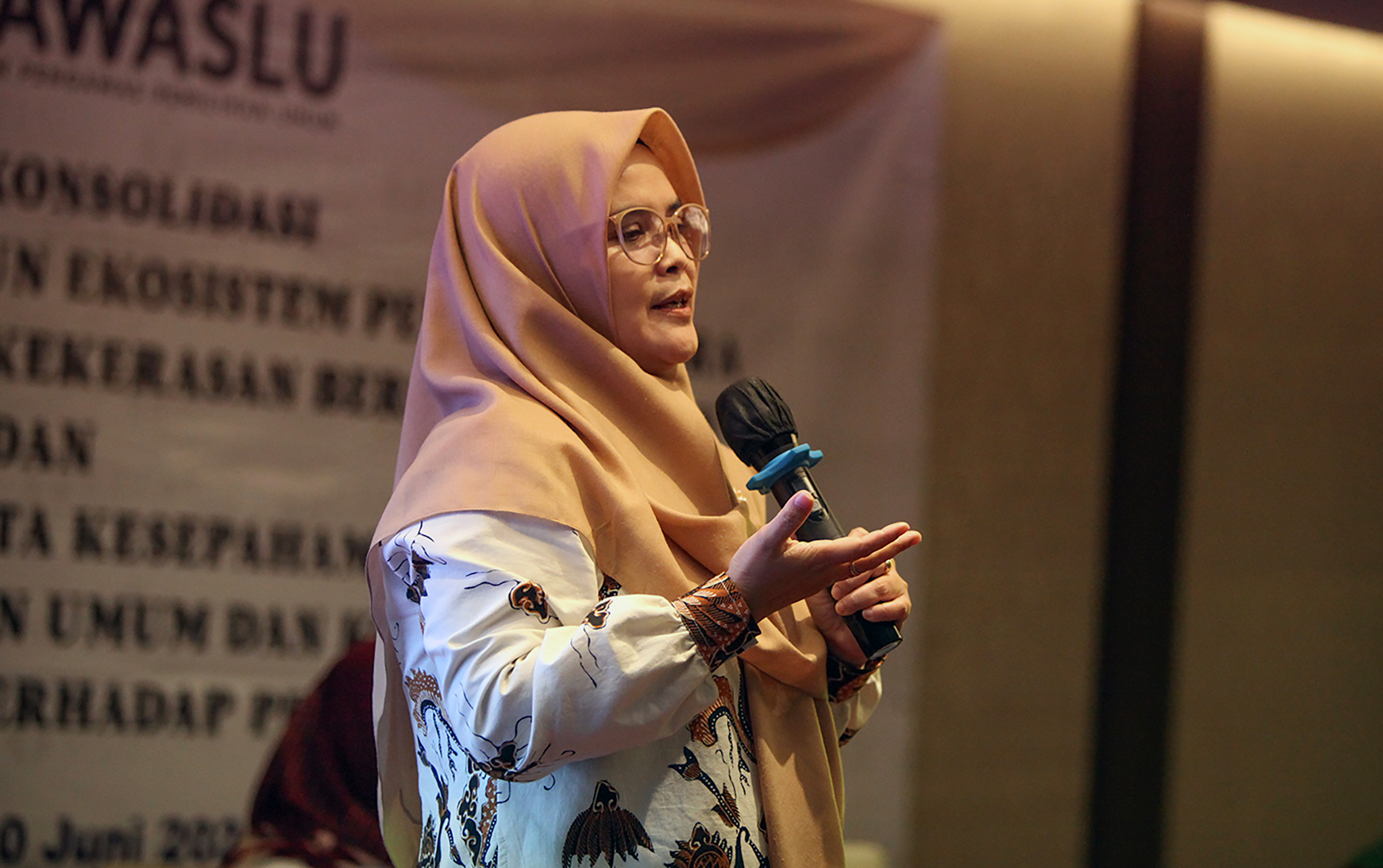 Anggota Bawaslu, Lolly Suhenty menyampaikan paparan saat rapat konsolidasi dalam rangka membangun ekosistem penyelenggara Pemilu