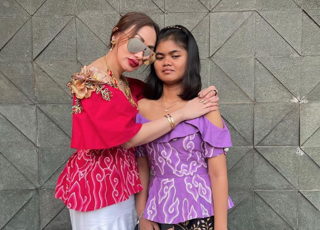 Fashion Designer Eni Joe (kiri) bersama salah satu penyandang disabilitas di acara Kick Off 4th Asian Para Games 2023 di Hangzhao, Tiongkok.