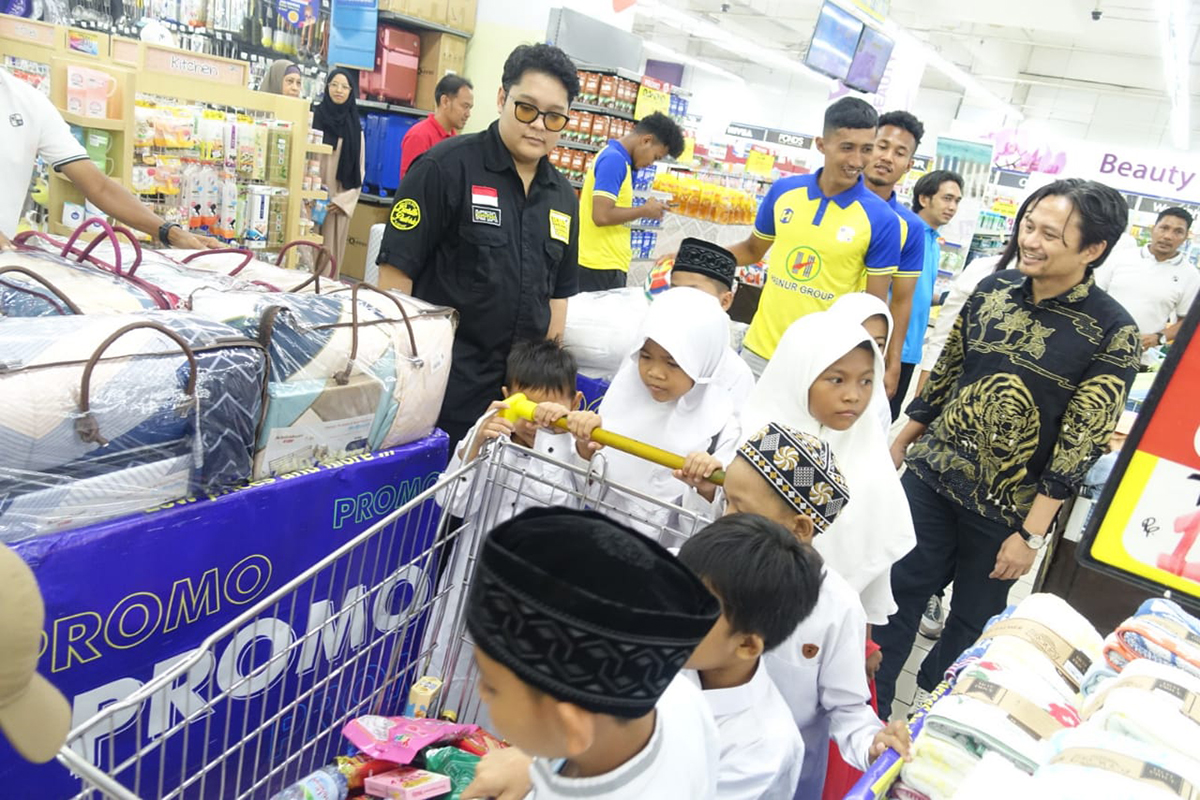Hasnuryadi Sulaiman (kanan) mengajak rombongan anak yatim berbelanja kebutuhan di salah satu mal di Banjarmasin, Kalimantan Selatan.