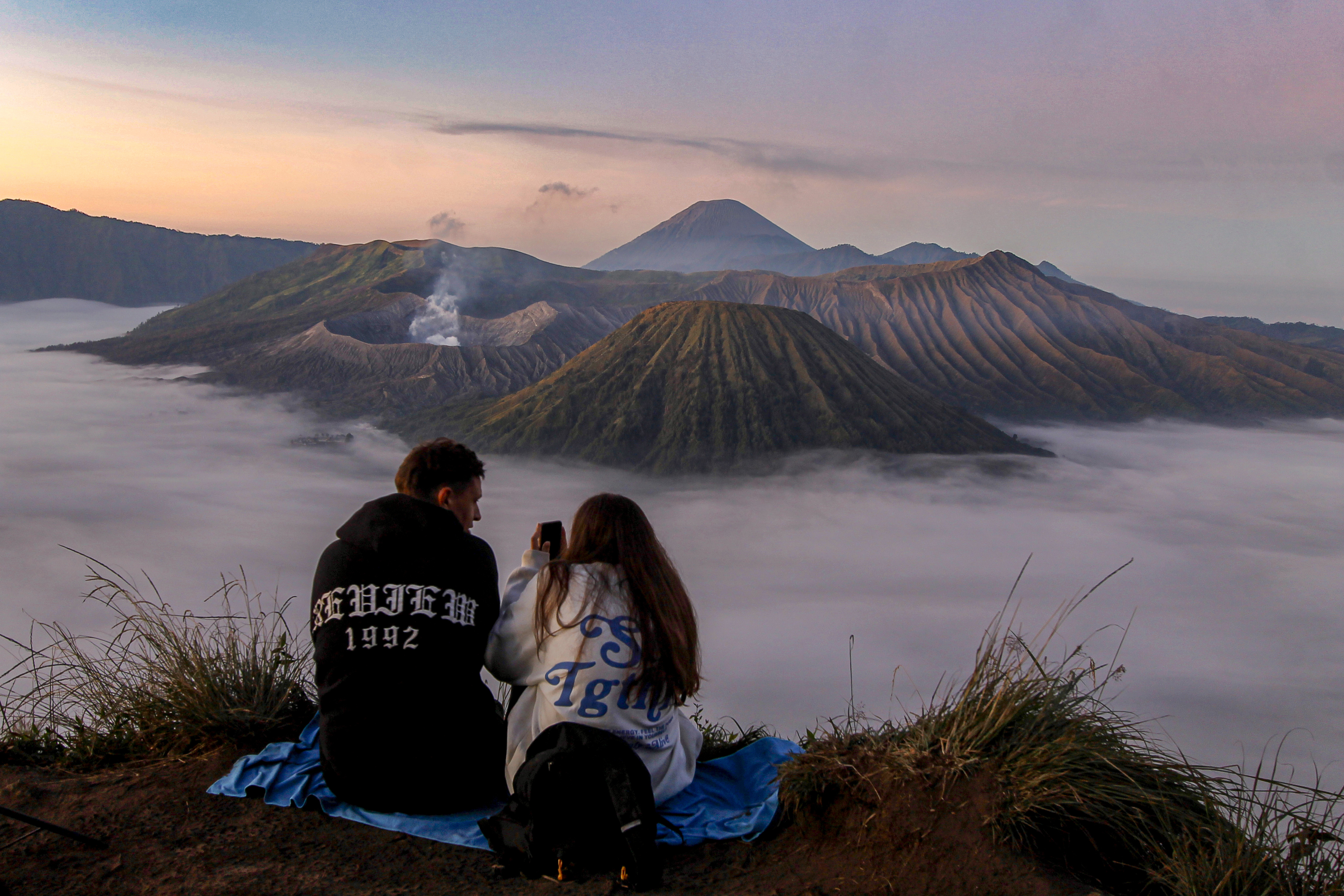 Sejumlah wisatawan mengunjungi Puncak Seruni Point di kawasan Bromo Tengger Semeru, Probolinggo, Jawa Timur