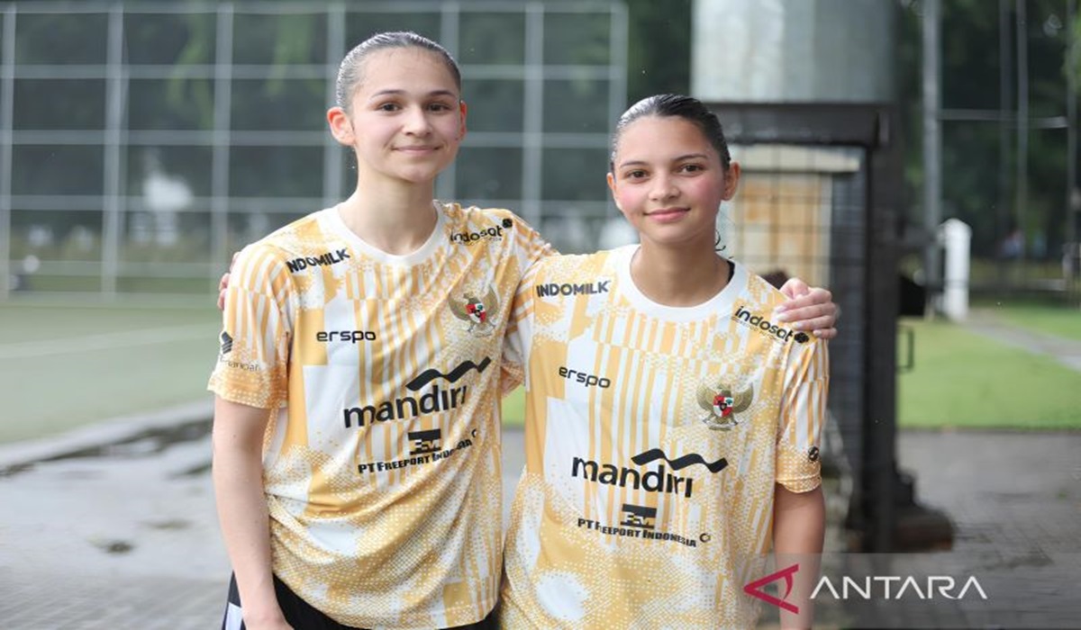 Dua pemain keturunan timnas putri Indonesia Noa Leatomu (kiri) dan Estella Loupatty (kanan)