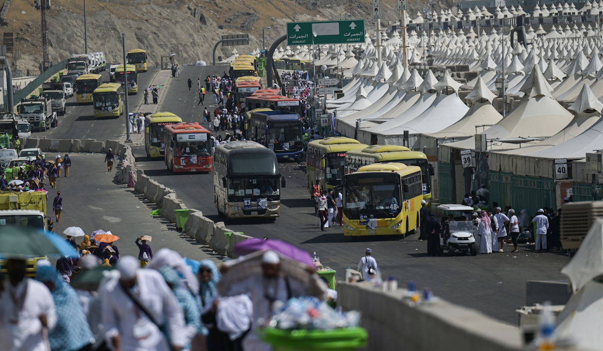 Sejumlah bus yang membawa jamaah haji Indonesia melintas menuju Makkah di Mina, Makkah, Arab Saudi