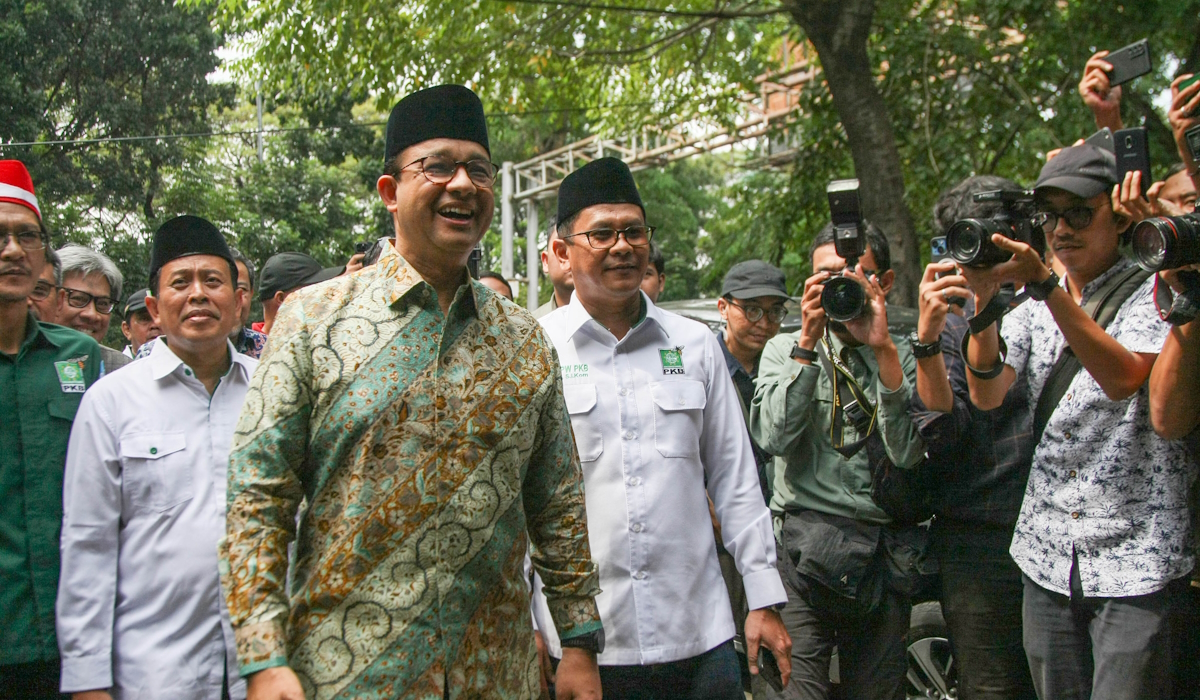 Mantan Gubernur DKI Jakarta periode 2017-2022, Anies Baswedan disambut para kader PKB saat tiba di Kantor DPW DKI Jakarta