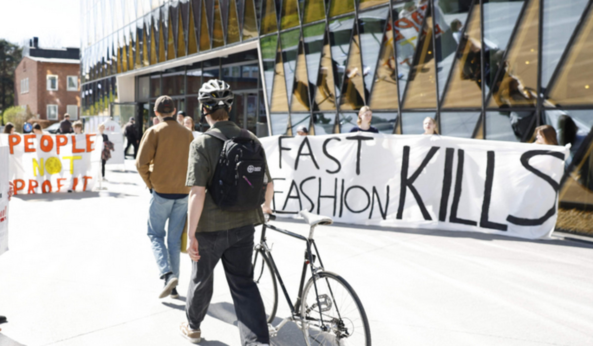 Aksi menolak industri fast fashion di Swedia.