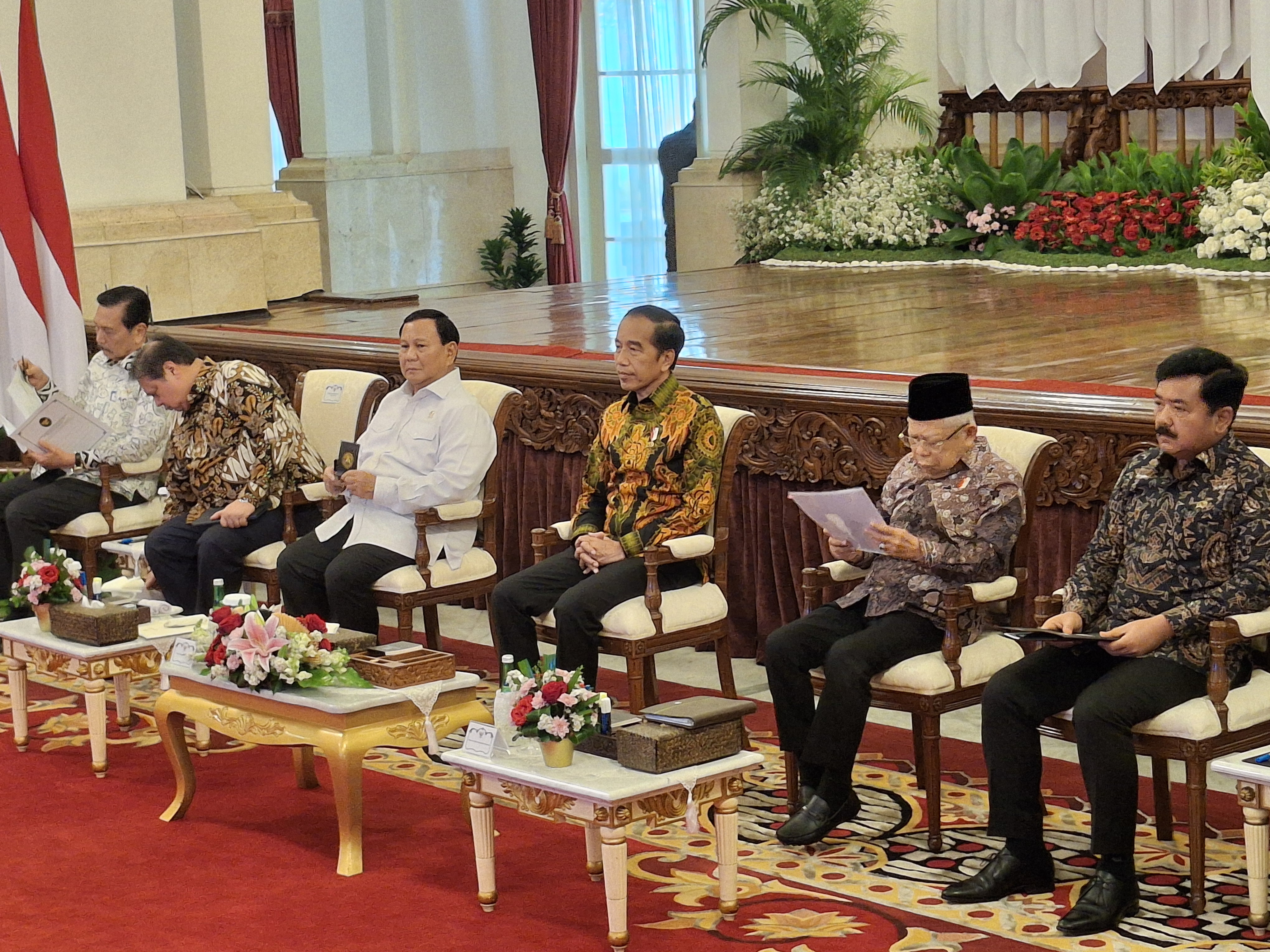 Prabowo Subianto duduk bersebelahan dengan Jokowi saat rapat kabinet