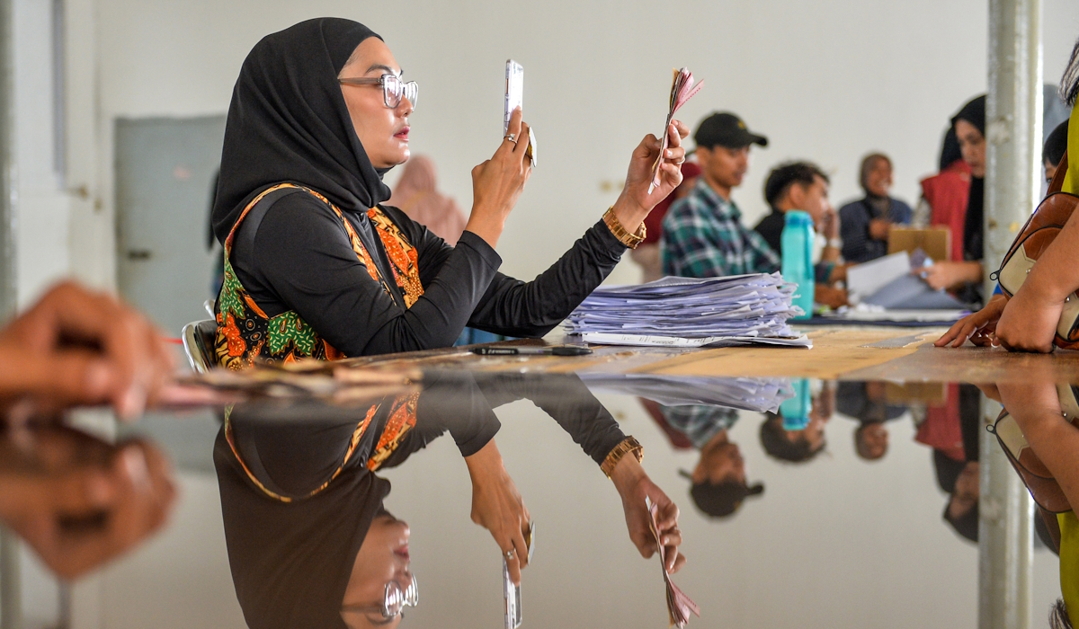 Petugas memotret warga yang telah menerima bantuan sosial program keluarga harapan (PKH)