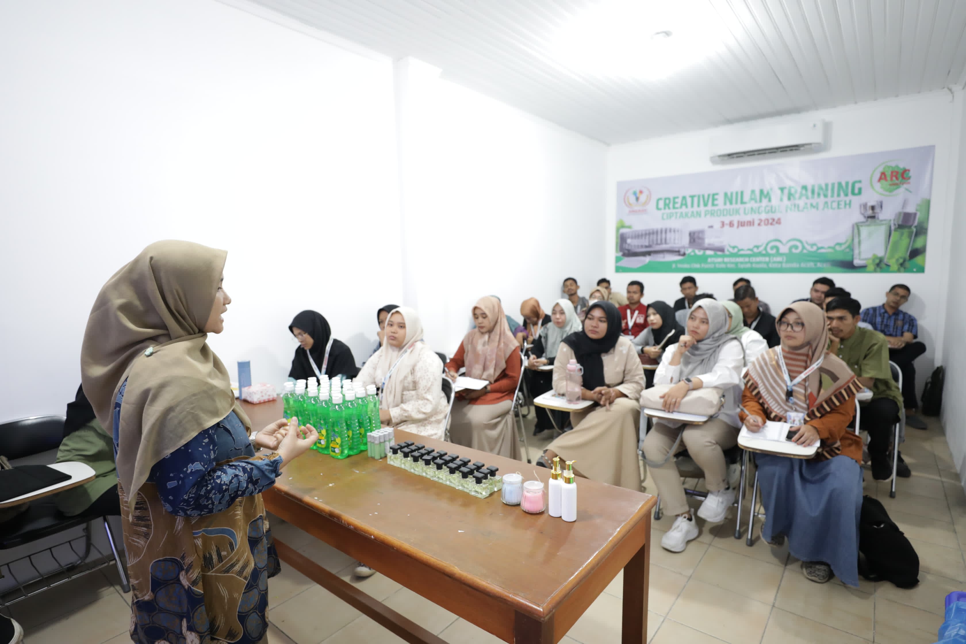 Pemuda di Aceh mengikuti kegiatan pelatihan digital marketing