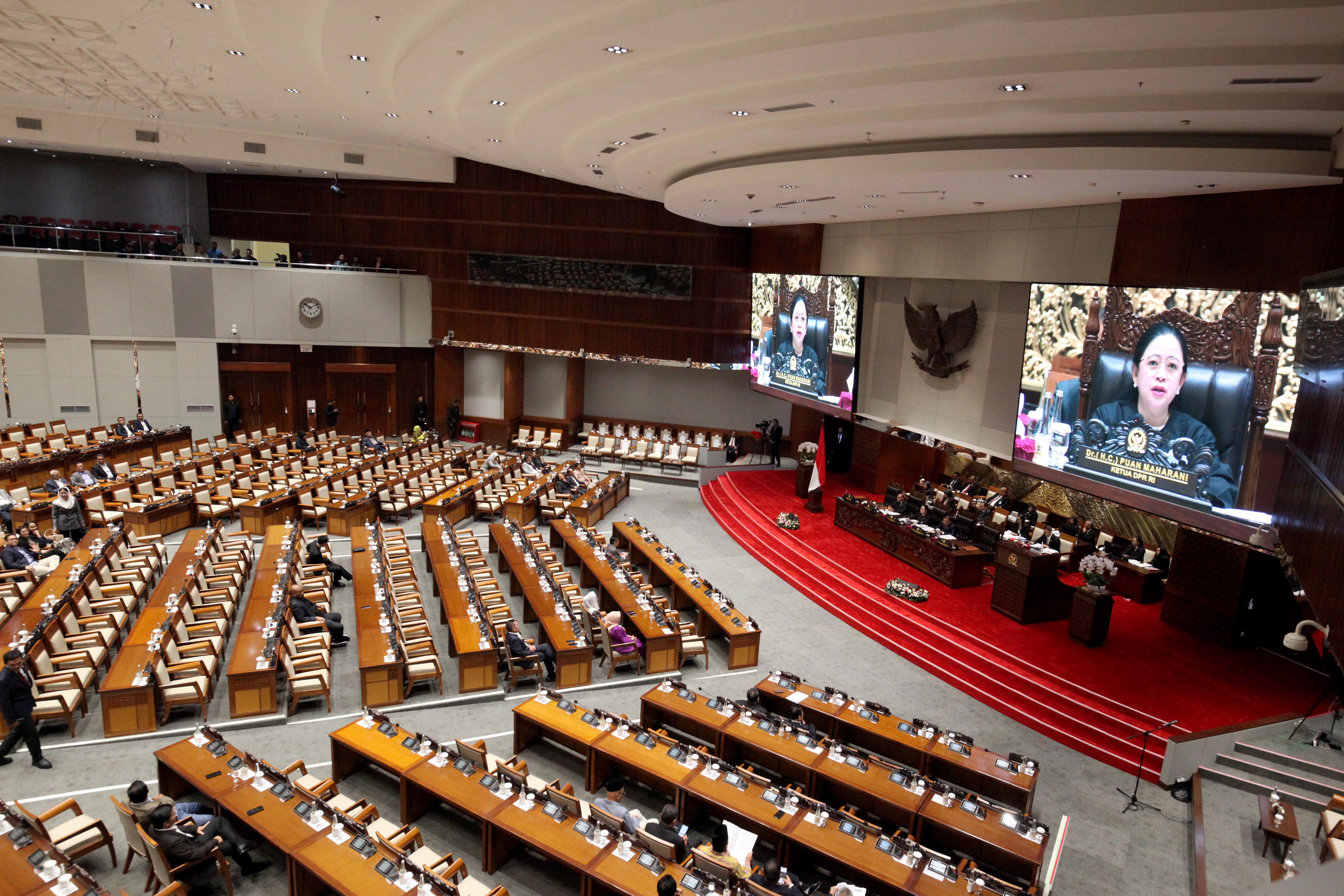 Ketua Dewan Perwakilan Rakyat (DPR) Puan Maharani memimpin rapat paripurna masa sideng ke V DPR