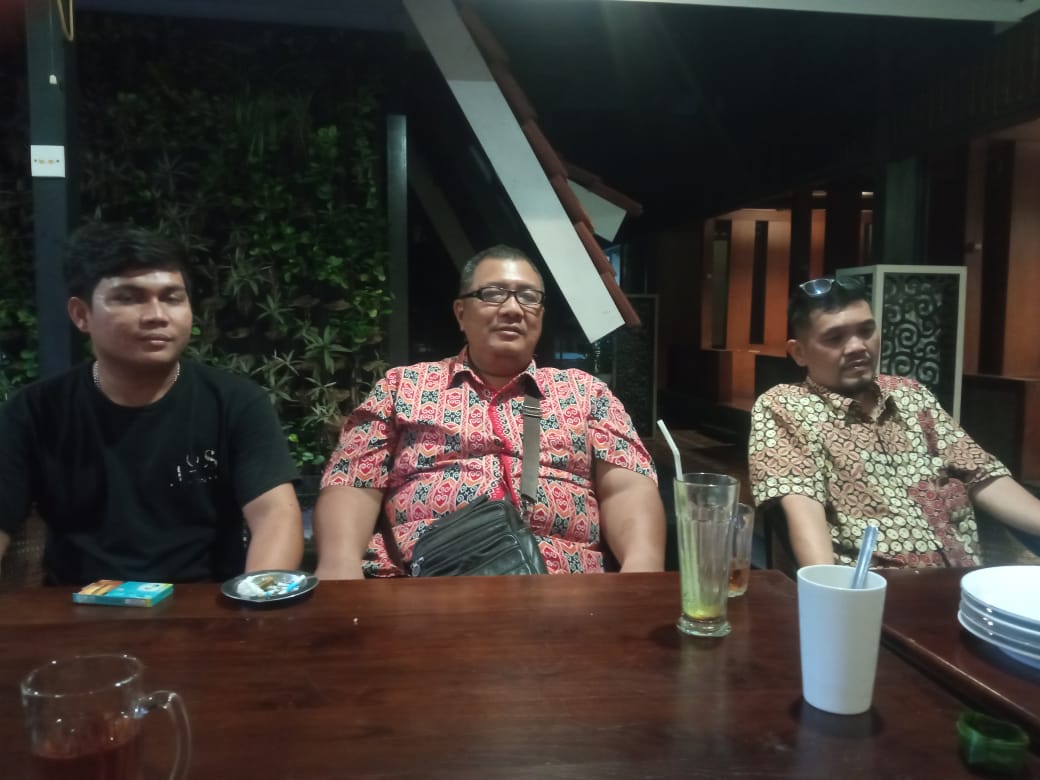 Nokmin (kiri) dan kuasa hukumnya Bona Silaban (kanan) setelah melaporkan perampasan truk ke Polda Jawa Barat