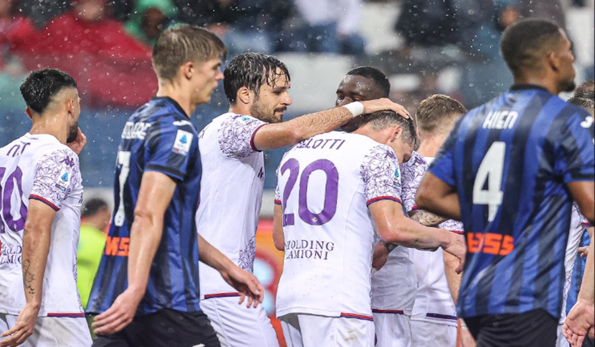 Para pemain Fiorentina melakukan selebrasi usai mencetak gol ke gawang Atalanta di laga lanjutan Serie A.