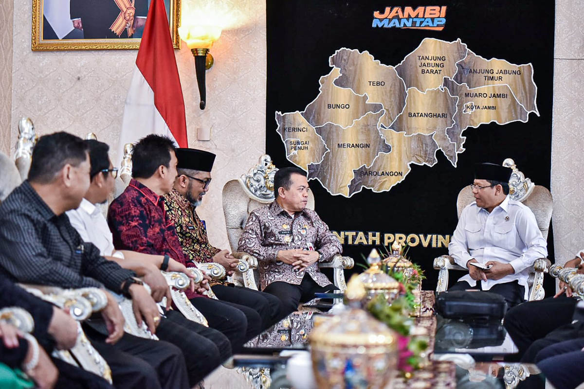 UKP Muhamad Mardiono (kanan) berdiskusi dengan Gubernur Jambi Al Haris (kedua dari kanan).