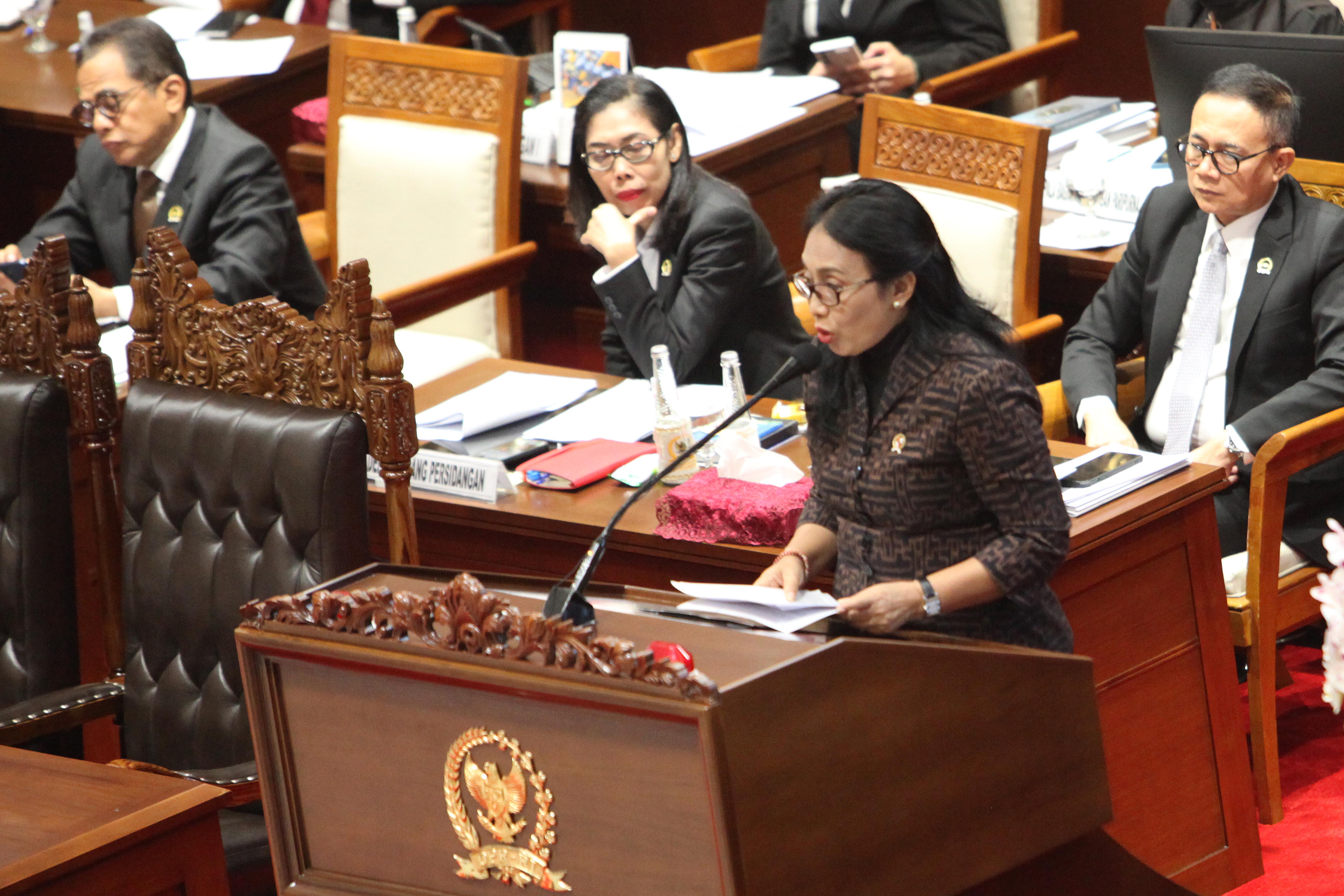 Menteri PPPA (kiri) menyampaikan pandangan pemerintah terkait RUU KIA dalam rapat paripurna DPR di Senayan, Jakarta, Selasa (4/6/2024)