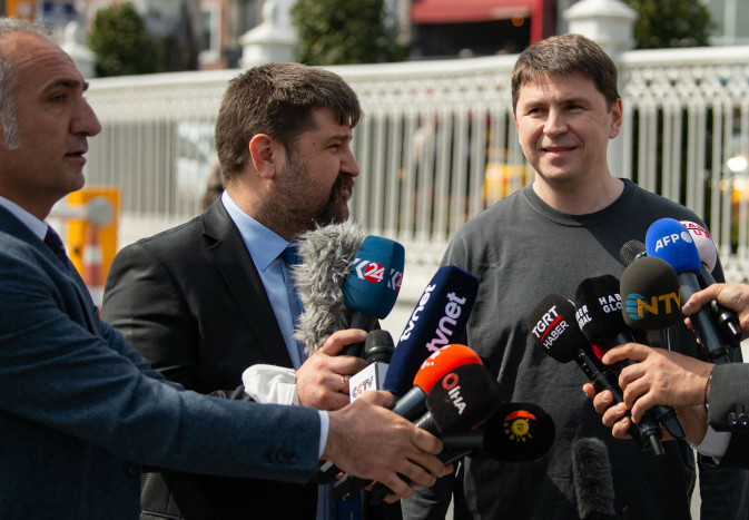 Penasihat Presiden Ukraina, Mykhailo Podolyak (kanan). 