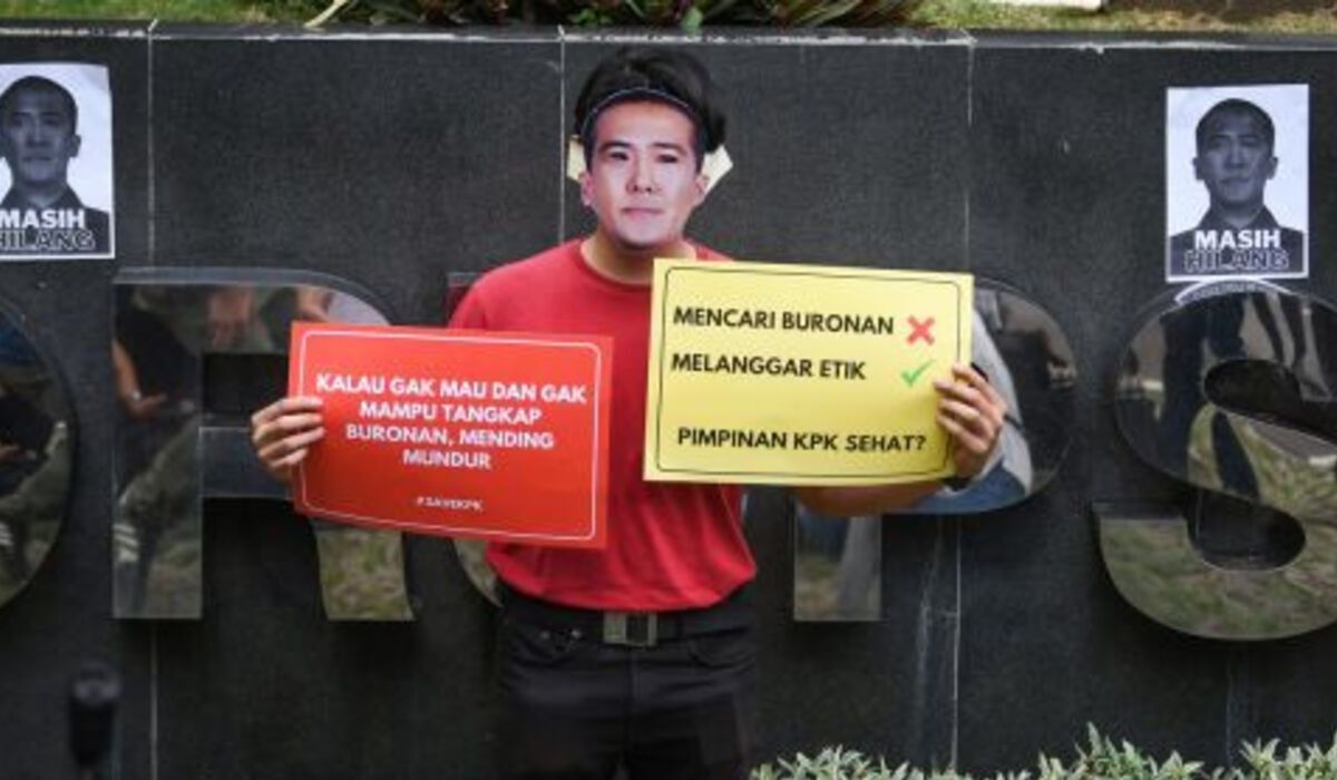 Aktivis ICW beraksi teatrikal memperingati empat tahun menghilangnya buronan KPK Harun Masiku.