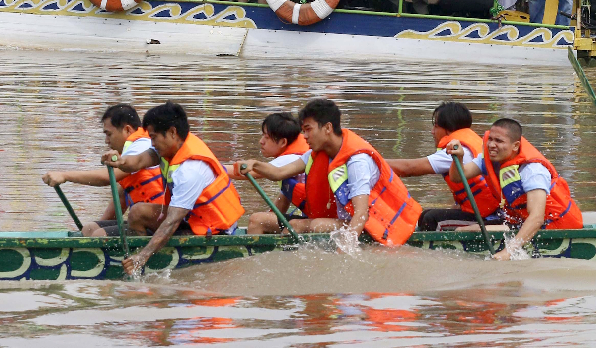 Peserta lomba Dayung Perahu Naga beradu cepat mencapai garis finish pada ajang perayaan Peh Cun 2024 di Sungai Cisadane, Tangerang 