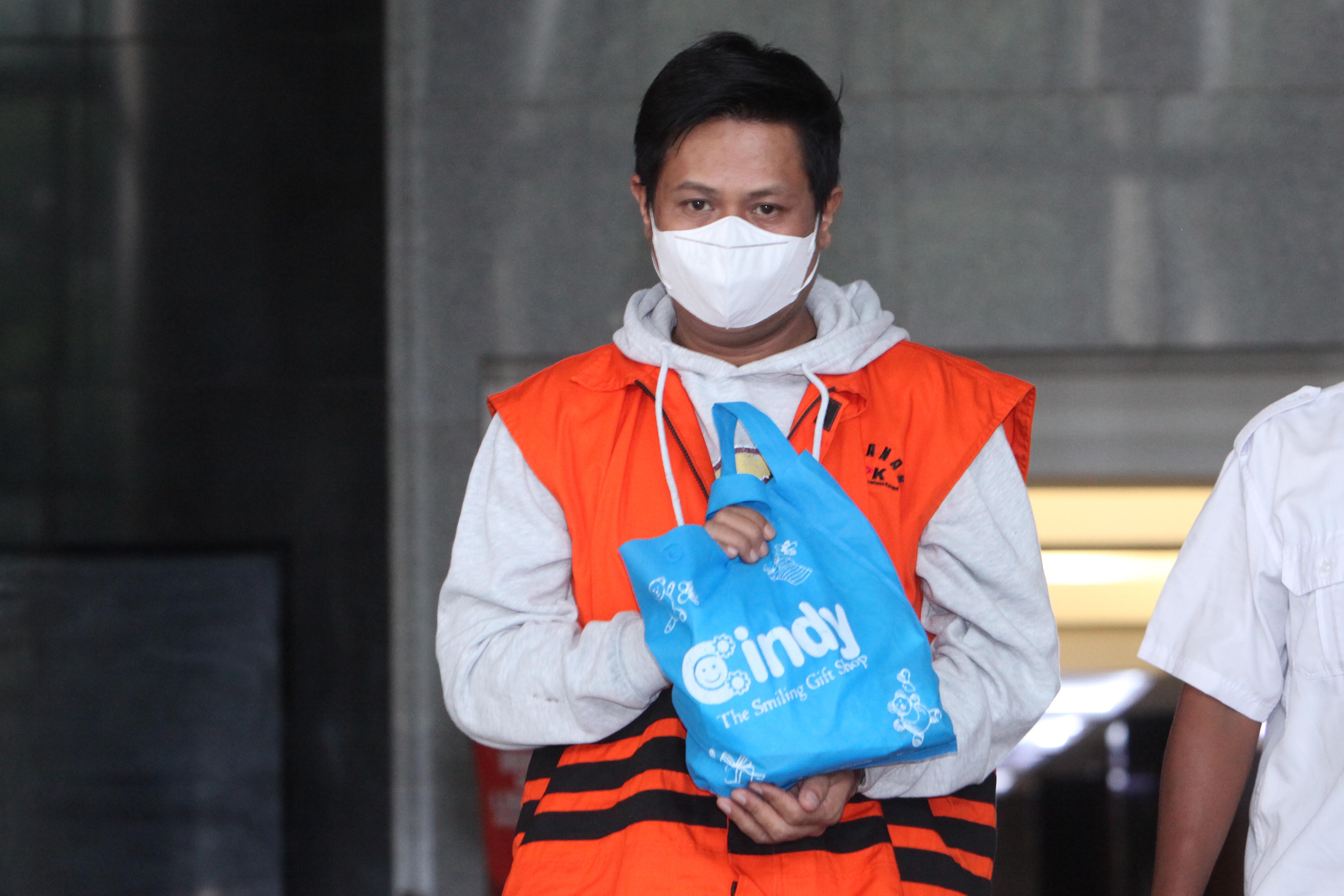  Mantan Ketua Tim Pemeriksa dari BPK David Patasaung berjalan keluar usai menjalani pemeriksaan di Gedung Merah Putih 