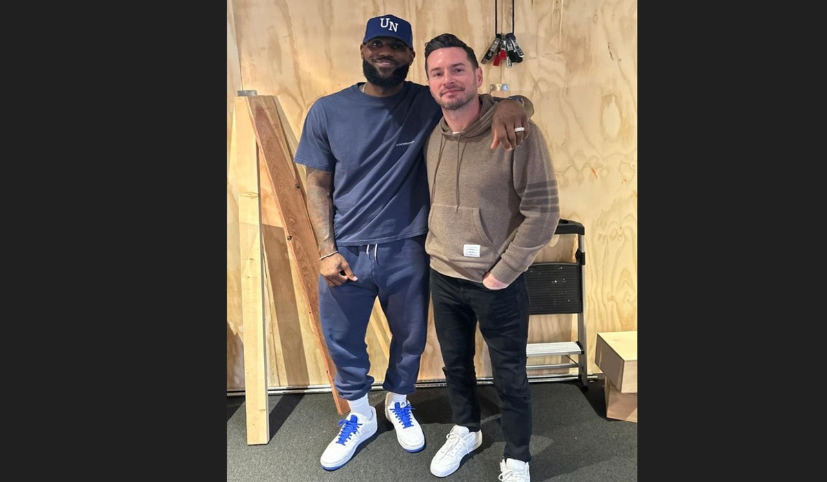 JJ Redick (kanan) bersama bintang Los Angeles Lakers LeBron James