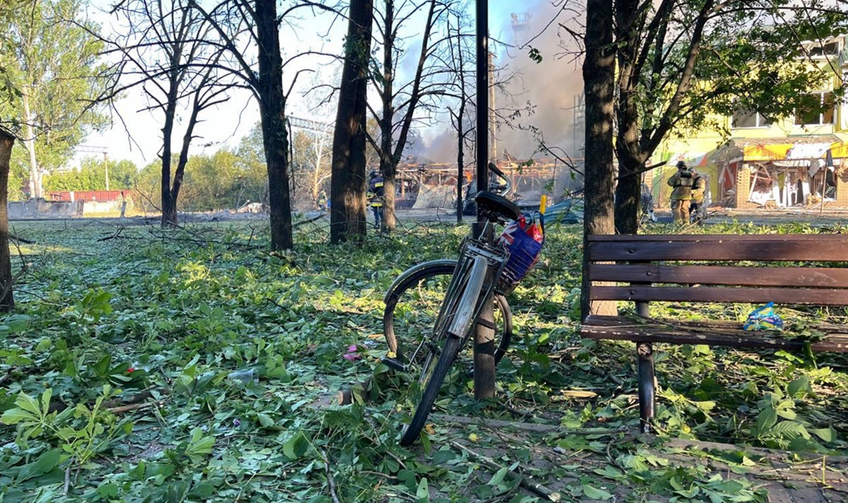 Serangan Rusia di berbagai wilayah Ukraina telah menewaskan sedikitnya 12 orang, termasuk empat anak-anak, saat pertempuran semakin intensif