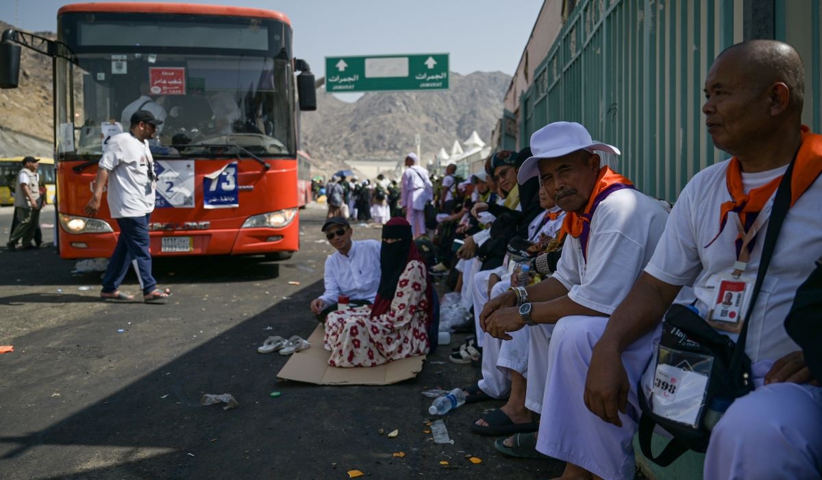 Jemaah haji Indonesia menunggu bus untuk kembali ke hotel di Mina, Mekah, Arab Saudi, Selasa (18/6/2024).