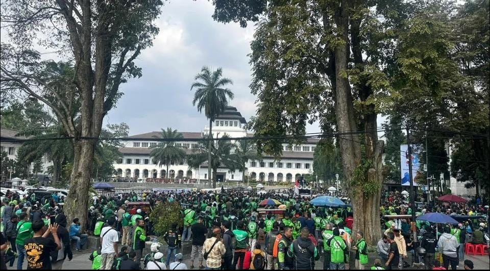 Ribuan ojek online menggelar unjuk rasa di depan Gedung Sate, Kota Bandung
